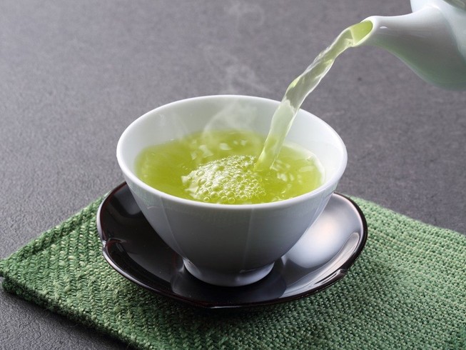 Uống trà khi đói bụng thì lợi hay hại?