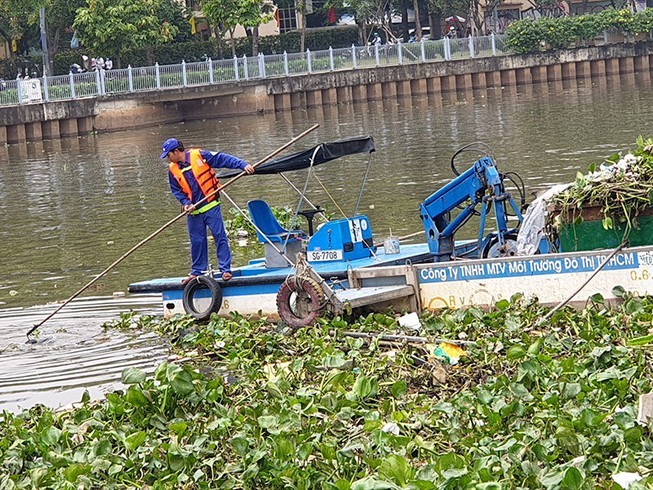 Kế hoạch vớt rác trên kênh trong dịp Tết Nguyên đán