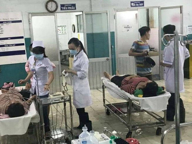 Bệnh viện Hóc Môn ngập, bác sĩ đi ủng khám bệnh