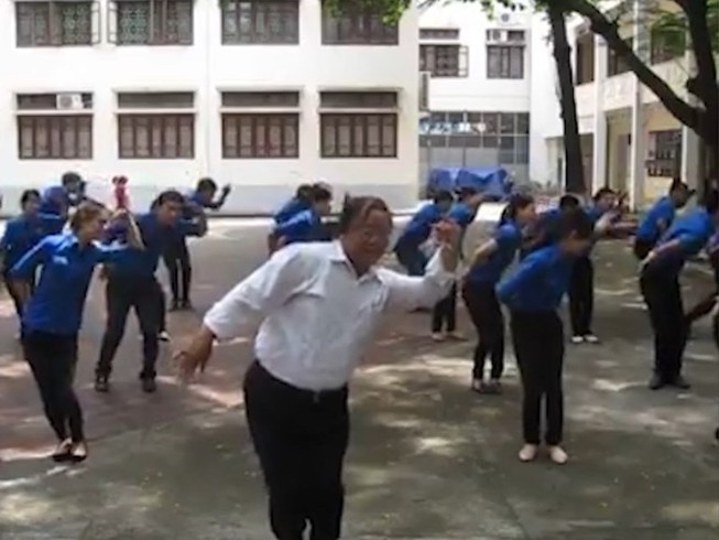 Điệu nhảy 'Đàn gà con' cực dễ thương của thầy phụ trách