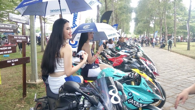 Bóng hồng làm 'nóng' đại hội mô tô lớn nhất Việt Nam