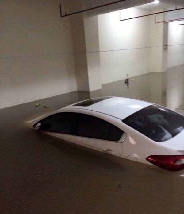 Mưa bão và hiểm họa gây thủy kích ô tô