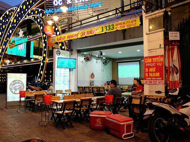 Nhiều dịch vụ ở TP.HCM được mở cửa trở lại, có quán nhậu