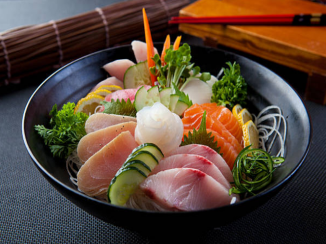 Ăn sushi thịt gà sống người đàn ông suýt bị mù vì giun đũa