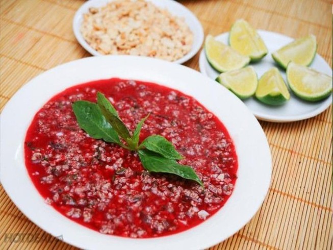 Tiết canh lợn, một món ăn sống chứa nhiều nguy cơ tiềm ẩn