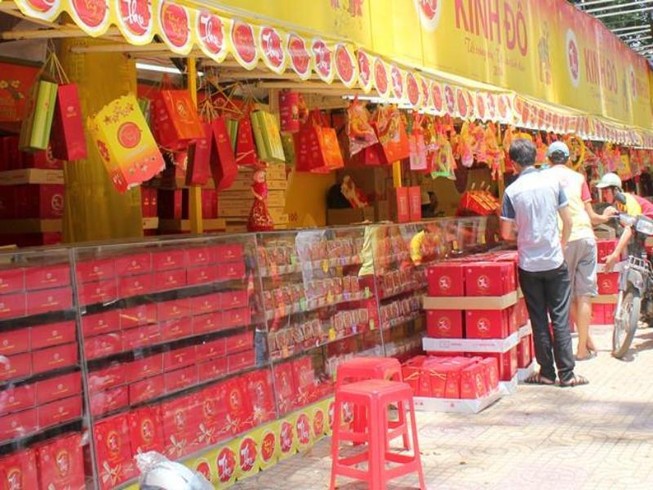 Cẩn trọng khi mua bánh Trung thu ‘phơi nắng, nằm sương’