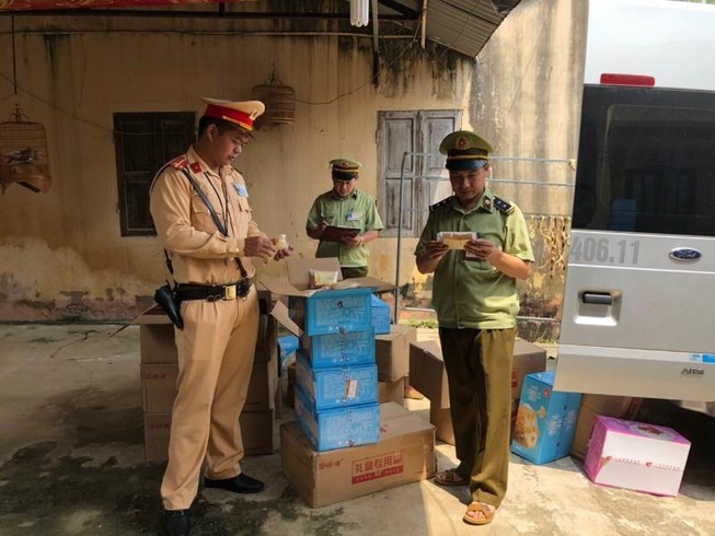 Nhập lậu bánh dăm bông Trung Quốc để bán trước cổng trường học