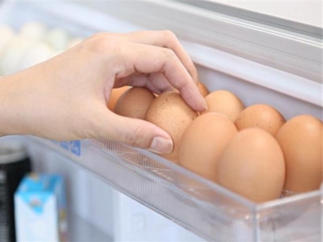 Tại sao không nên để trứng ở cánh cửa tủ lạnh