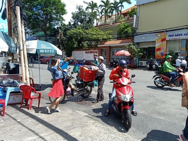 Đồ điện tử, công nghệ... rầm rộ giảm giá