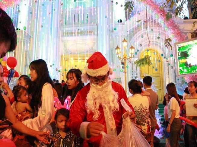 Ông già Noel chạy xe máy bở hơi tai đi phát quà