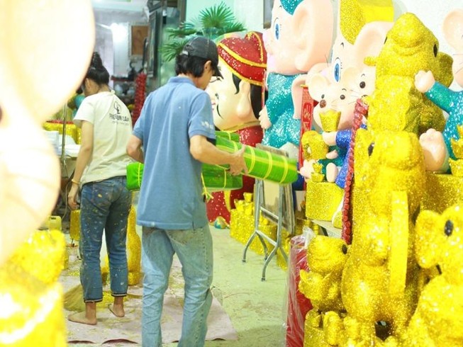 Chuột xốp khổng lồ giá hàng chục triệu trưng bán tết