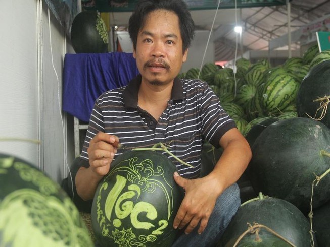Độc đáo dưa hấu khắc thư pháp nửa triệu đồng 1 trái