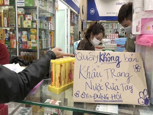 Nhà thuốc đồng loạt gỡ biển 'không bán khẩu trang, miễn hỏi'