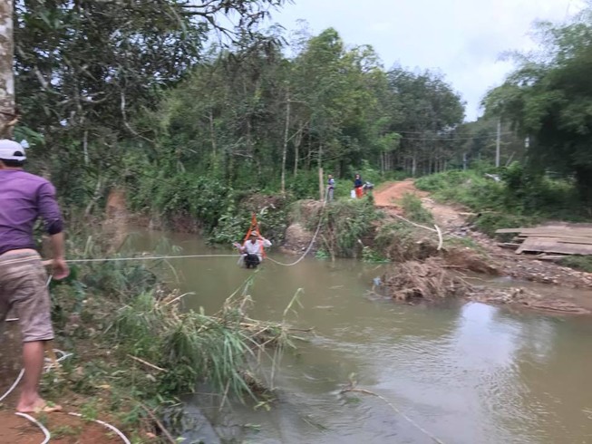 Lũ quét cuốn sập cầu, học sinh qua sông bằng lồng sắt