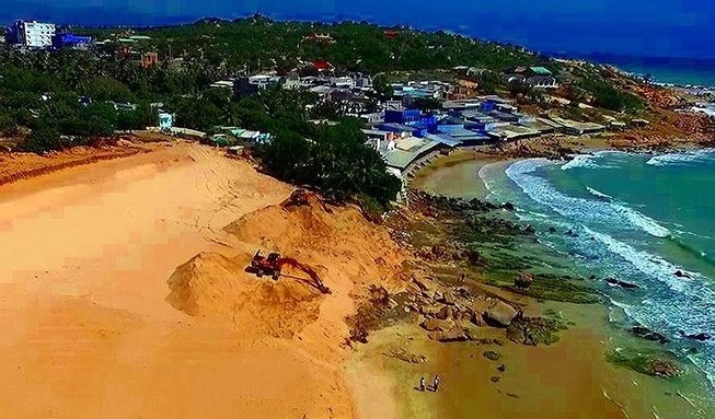 Khởi tố người thuê cơ giới ủi đất xâm hại bãi đá 7 màu