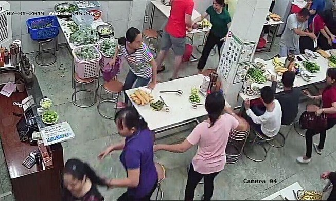 Phở Hòa Pasteur liên tục bị 'khủng bố' bằng sơn, mắm tôm