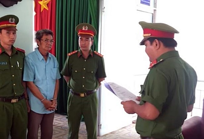 Thầy giáo dạy nhạc dâm ô ba bé gái: Thấy hát hay nên nựng
