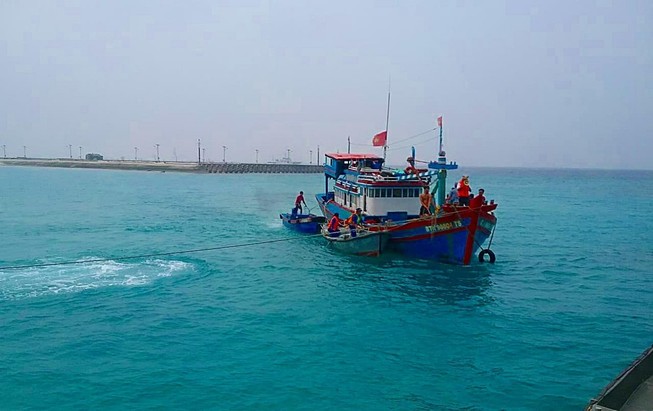 Đưa tàu cá và 10 ngư dân an toàn vào đảo Sinh Tồn