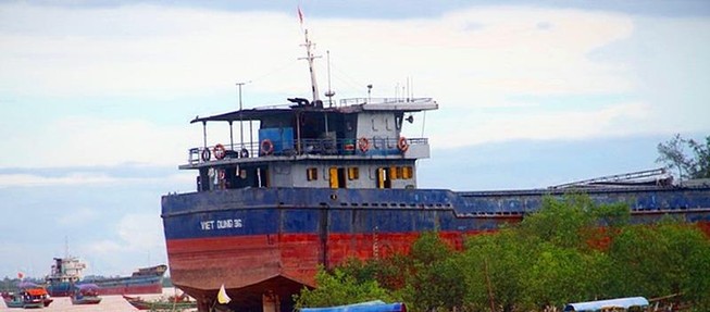 Tàu 3.000 tấn sắp chìm, sẵn sàng ứng phó tràn dầu