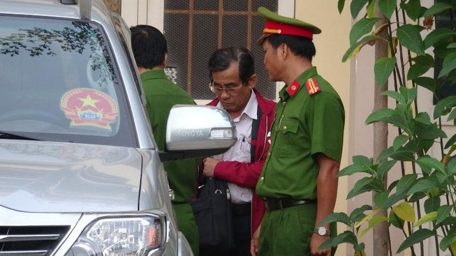 Vì sao bị khởi tố vẫn còn chức chủ tịch HĐND TP Phan Thiết?