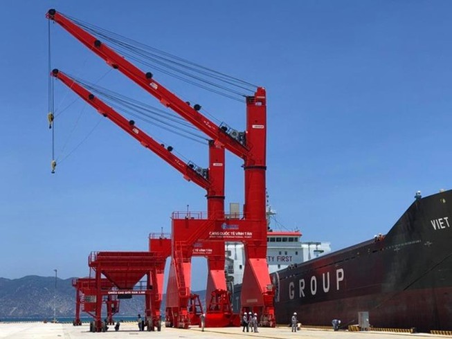 Giám sát không cho 20 thuyền viên người nước ngoài lên bờ