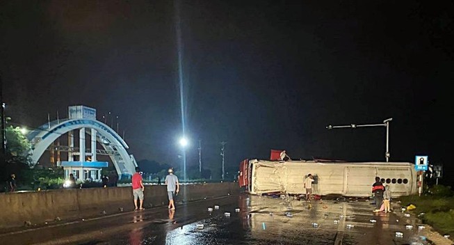 Bình Thuận: Lật xe khách giường nằm, 17 người bị thương