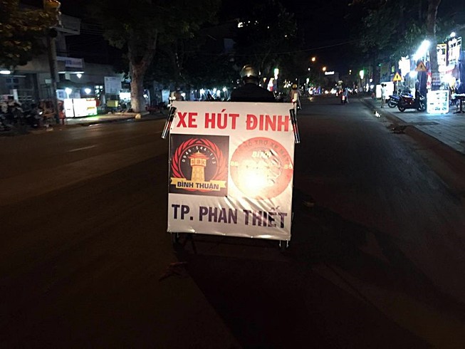 Nhóm 'hiệp sĩ' ra mắt xe hút đinh tại TP Phan Thiết