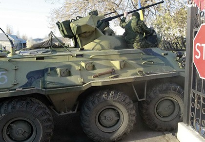 Lính Nga tấn công, chiếm căn cứ lính thủy đánh bộ Ukraine