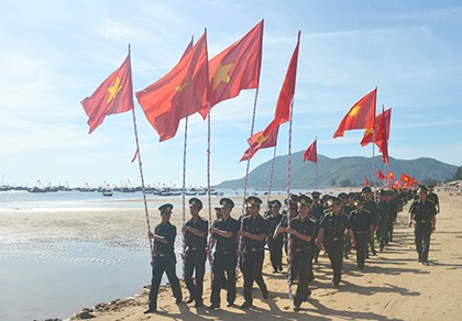 Trao tặng cờ Tổ quốc và áo phao cho ngư dân