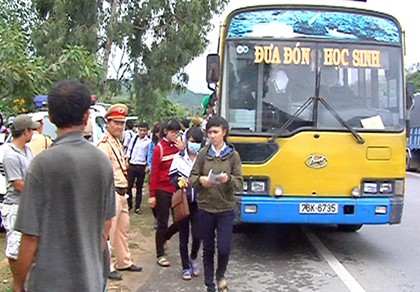 Tài xế nhồi 100 học sinh trên xe 'quá đát' bị phạt hàng chục triệu