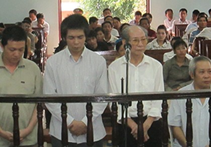 Đề nghị 49 đến 53 năm tù cho nhóm lừa bán thiên thạch giả