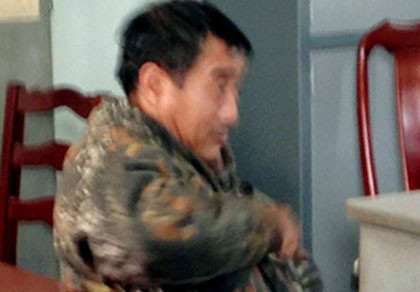 Bắt kẻ chém công an ôm bình gas cố thủ