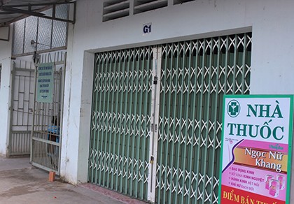 Một người đàn ông treo cổ giữa nhà