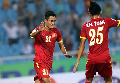 Việt Nam 3-0 Lào: Mở toang cửa vào bán kết