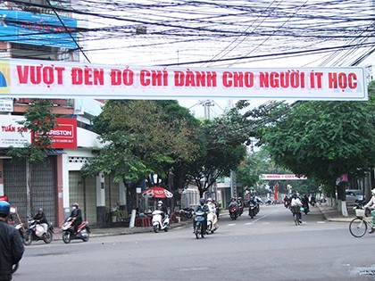 Gỡ băng rôn phản cảm 'Vượt đèn đỏ chỉ dành cho người ít học'