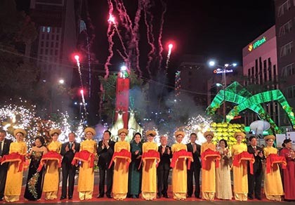 Toát mồ hôi vào Đường hoa Hàm Nghi đêm khai mạc