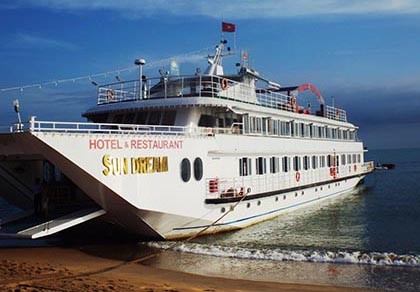Du xuân bằng du thuyền triệu đô trên vịnh Nha Trang