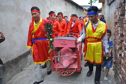Vẫn chém lợn ở sân đình làng Ném Thượng