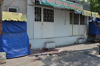 Thanh niên tự cứa vào người gây thương tích