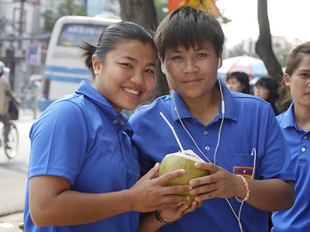 Tuyển nữ Lào uống nước dừa, tung tăng giữa phố Sài Gòn