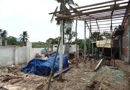 Mưa giông, lốc xoáy bất ngờ, 99 căn nhà bị hư hỏng