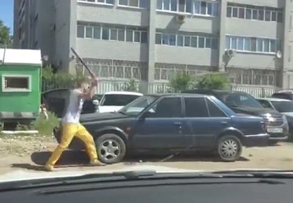 Đập phá ô tô tình địch, một người Hàn Quốc lãnh án