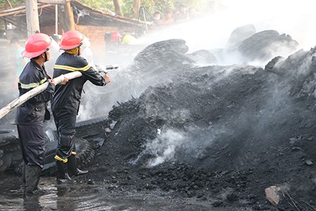 Cháy lớn, kho phế liệu chứa vỏ xe ô tô cũ bị thiêu rụi