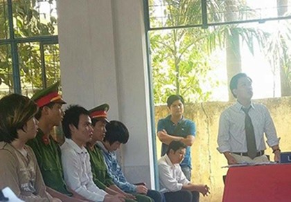 Lại trả hồ sơ vụ chiếc áo đỏ oan nghiệt