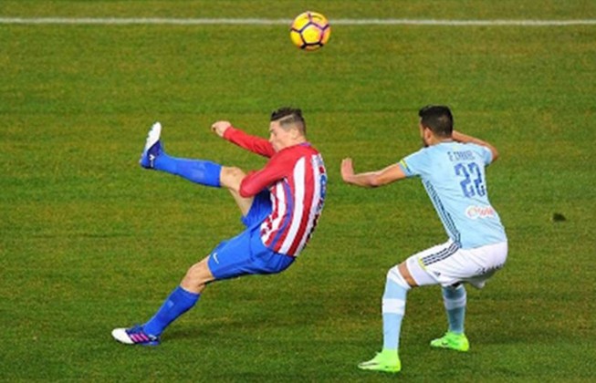 Xem Torres lập siêu phẩm khó tin