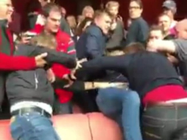 CĐV Arsenal choảng nhau trên khán đài