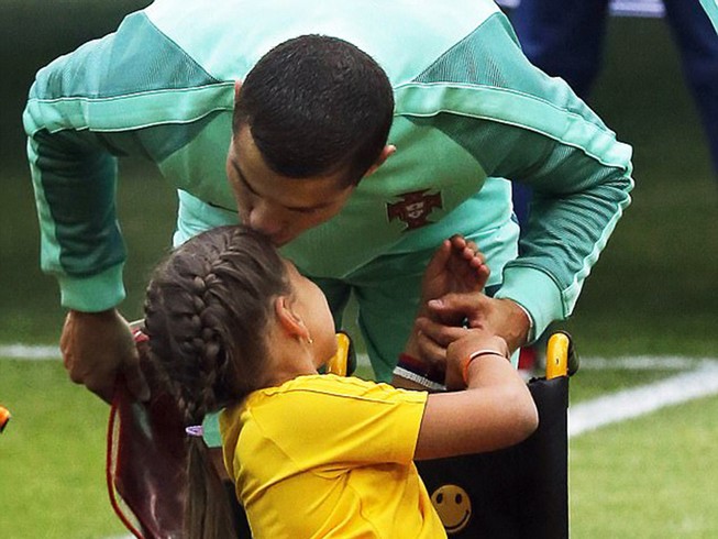 Nụ hôn của Ronaldo làm tan chảy triệu trái tim