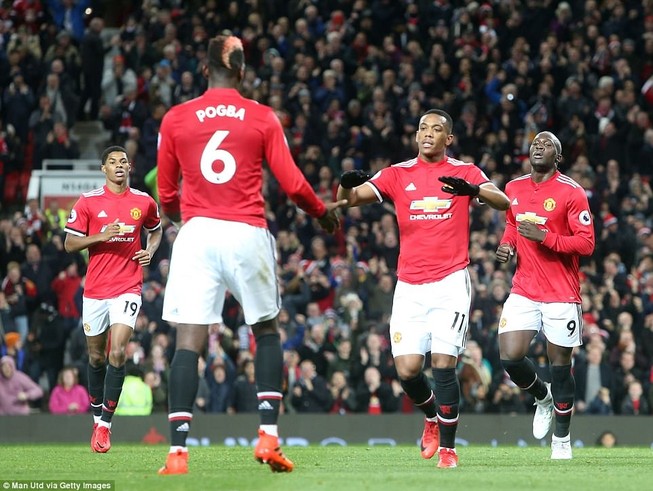 Ibra, Pogba tái xuất, Lukaku trút giận, MU thắng đậm