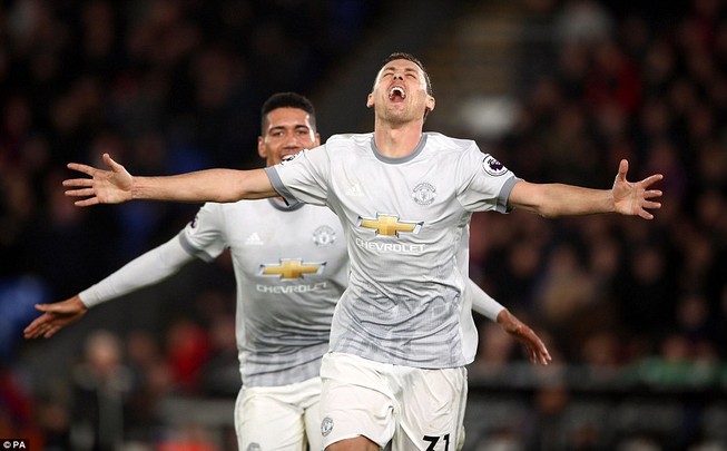 MU ngược dòng khó tin, vẫn đầu hàng Man City