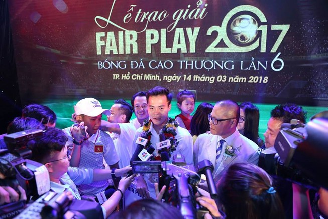 Văn Toàn giành cú đúp giải thưởng Fair Play 2017